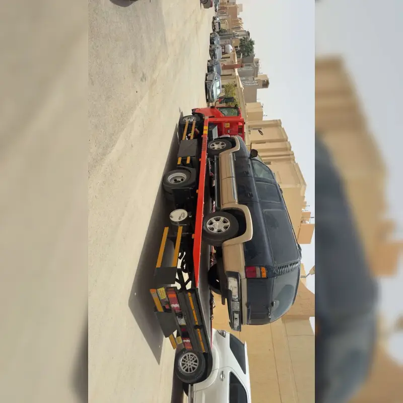 سطحة هيدروليك تحمل سيارة فارهة